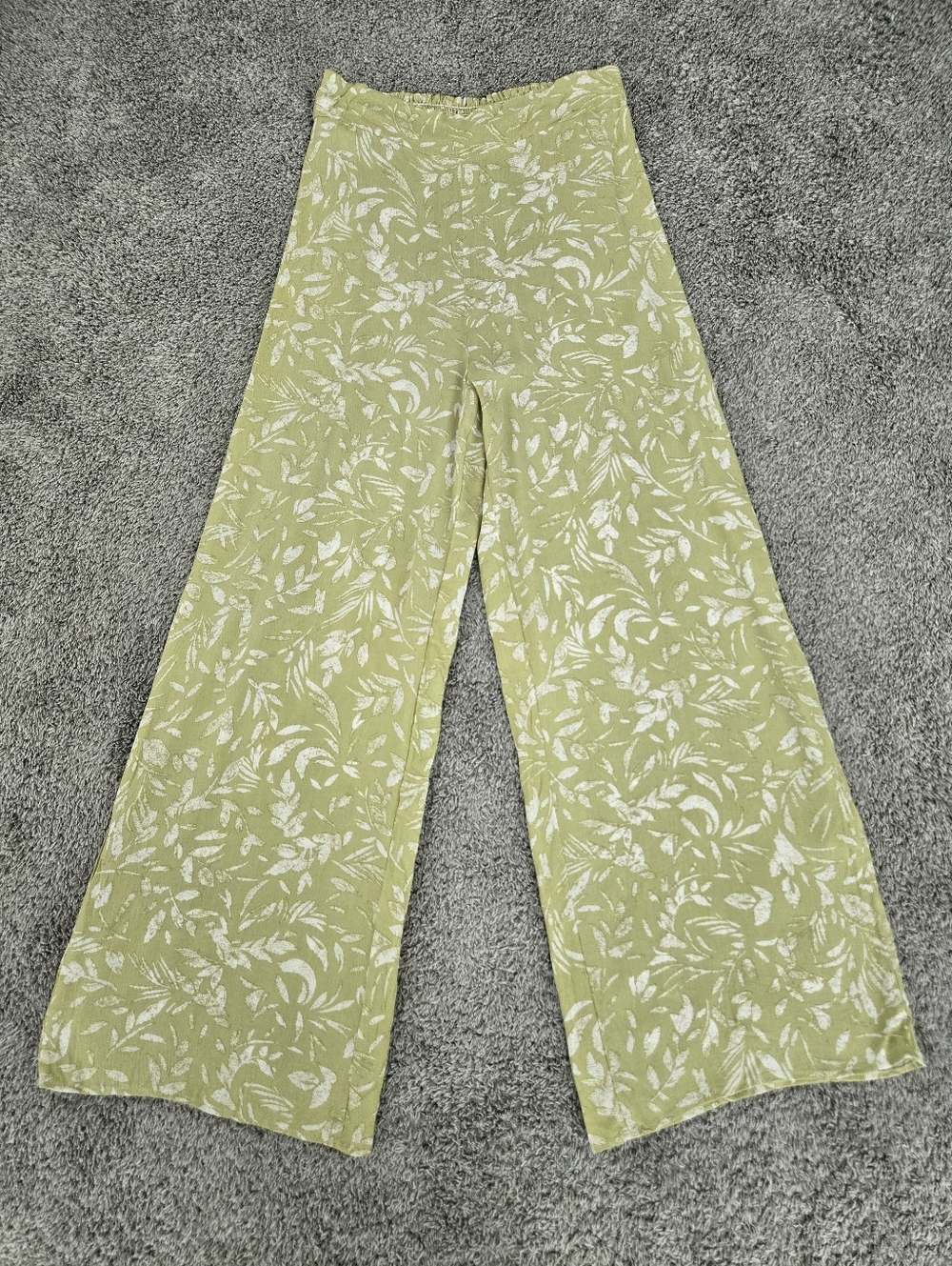 Blue Jasmine Boho Chic Tropical floral print wide-leg pants. Size Large. New.